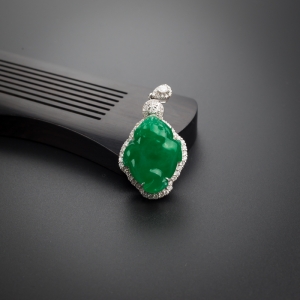 18K金镶糯种阳绿翡翠三足金蟾吊坠