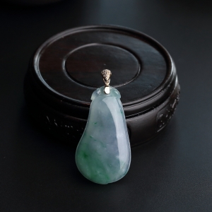 18K金镶糯种春带彩翡翠福瓜吊坠