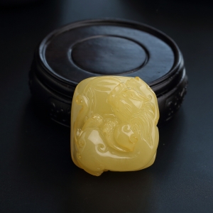 鸡油黄蜜蜡貔貅吊坠