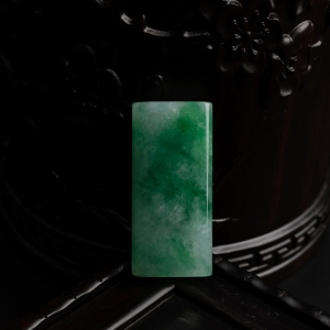 糯种飘绿翡翠无事牌吊坠