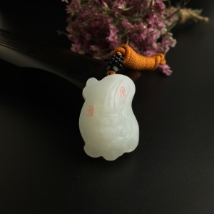 和田玉兽头吊坠