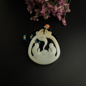 和田玉镂雕论道吊坠