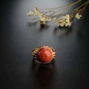 18K金镶MOMO红珊瑚戒指