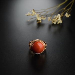 18K金镶MOMO红珊瑚戒指