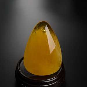 鸡油红蜜蜡随形吊坠