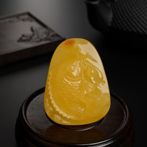 鸡油黄蜜蜡鱼吊坠