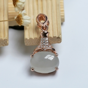 银镶糯种浅绿翡翠吊坠