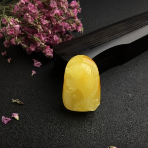 鸡油黄蜜蜡鱼吊坠