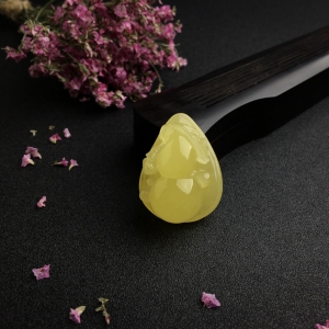 鸡油黄蜜蜡葫芦吊坠