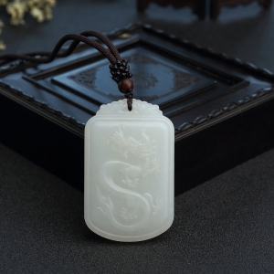 和田玉龙牌吊坠
