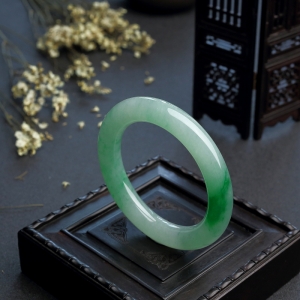 55.5#糯种飘绿翡翠手镯