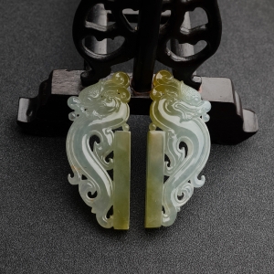 糯种浅绿飘黄翡翡翠龙牌吊坠