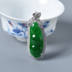 18K金镶钻糯种满绿翡翠四季豆吊坠
