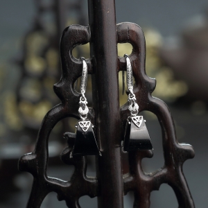 18K金镶冰糯种墨翠耳坠