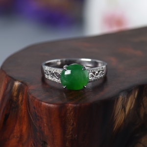 18K金糯种绿色翡翠戒指