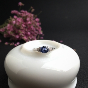 18K金镶钻蓝宝石戒指