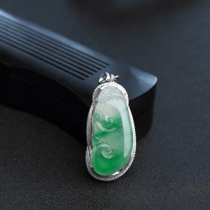 18K金镶糯种飘绿翡翠如意吊坠