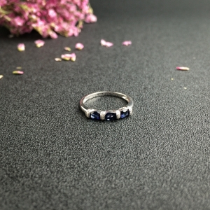 18K金镶钻蓝宝石戒指