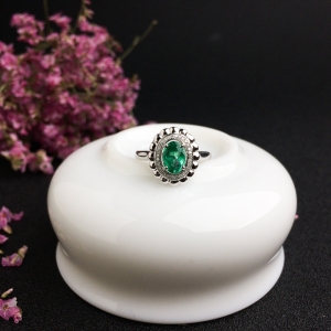 18K金镶钻祖母绿戒指