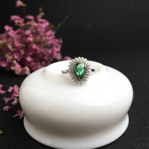 18K金镶钻祖母绿戒指