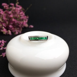 18K金镶钻祖母绿戒指