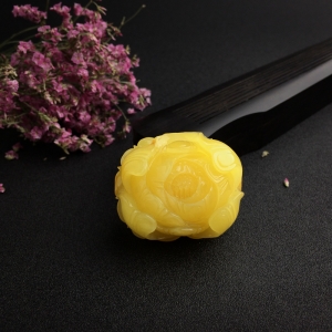 鸡油黄蜜蜡牡丹花吊坠