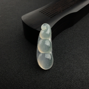 冰糯种翡翠福豆吊坠