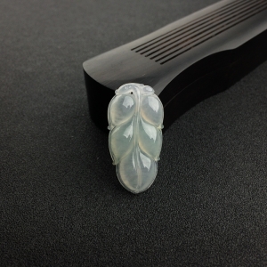 冰糯种翡翠叶子吊坠