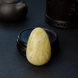 满蜜黄白蜜蜜蜡随形吊坠