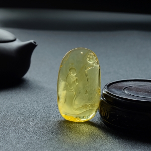 金包蜜鸡油黄蜜蜡悟道吊坠