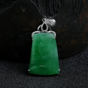 18K金镶钻冰糯种绿色翡翠无事牌吊坠