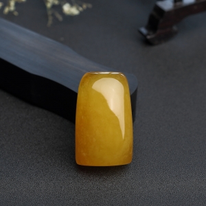 鸡油红蜜蜡无事牌吊坠