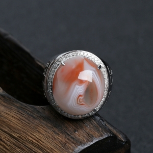 18K金镶钻红白料南红戒指