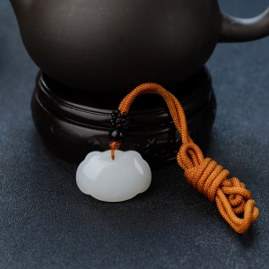 籽料和田羊脂玉如意锁吊坠