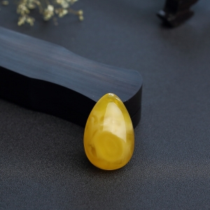 鸡油黄蜜蜡水滴吊坠