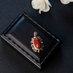 18K金镶沙丁珊瑚吊坠