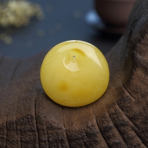 满蜜鸡油黄蜜蜡鱼眼扣吊坠