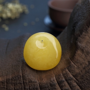 满蜜鸡油黄蜜蜡鱼眼扣吊坠