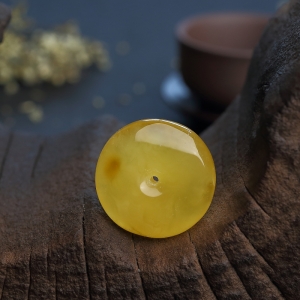 鸡油黄蜜蜡平安扣吊坠