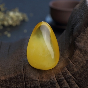 金包蜜鸡油黄蜜蜡随形吊坠