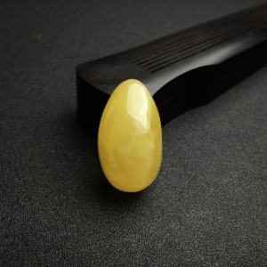 鸡油黄蜜蜡随形吊坠