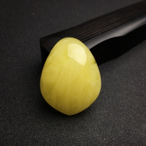 鸡油黄蜜蜡随形吊坠