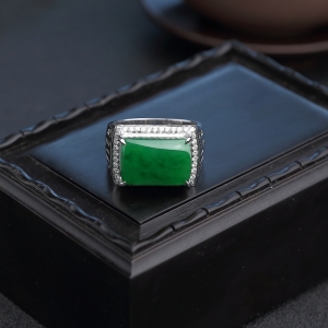 18K金镶钻糯种阳绿翡翠戒指