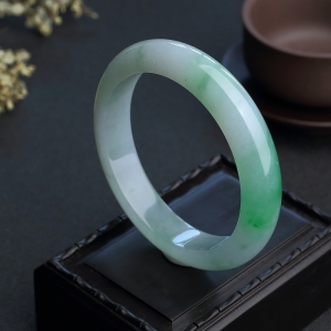 58#糯种飘绿翡翠手镯