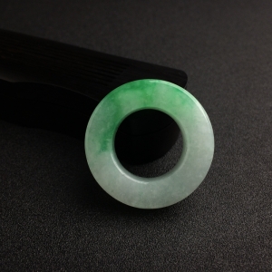 糯种飘绿翡翠平安环吊坠