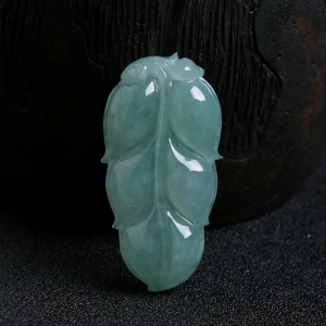 冰糯种浅绿翡翠叶子挂件