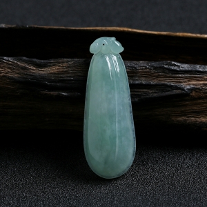 冰糯种浅绿翡翠福瓜挂件