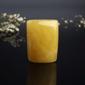 鸡油黄蜜蜡无事牌吊坠