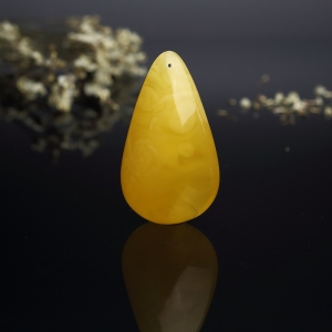 鸡油黄蜜蜡水滴吊坠