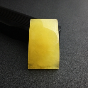 鸡油黄蜜蜡无事牌吊坠